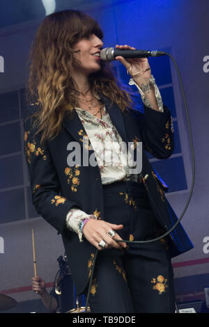 Londres, Royaume-Uni. La chanteuse française Lou Doillon joue sur le stade Firestone , tous les points de l'Est Festival, Victoria Park, London, England, UK le dimanche 26 mai 2019. Ref:CMT370-2502-280519 Justin ng/WWW.LMKMEDIA.COM Médias Historique Banque D'Images