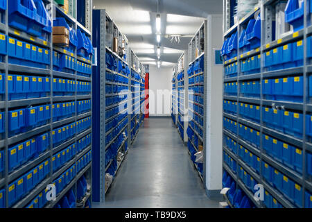 Les petites pièces de remplacement d'entrepôt de stockage Racks Blue Banque D'Images