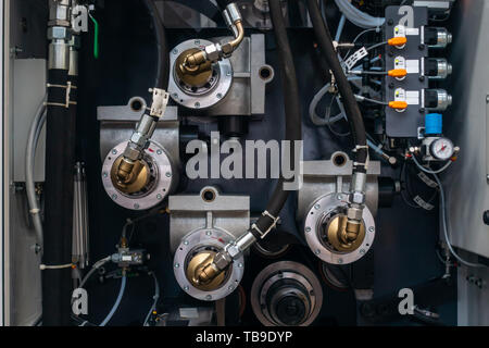 Flexibles sur une machine industrielle Transport de liquide de refroidissement Fabrication Détail Métal Couplage Generic Banque D'Images