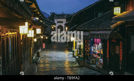 Nuit dans l'ancienne ville de Qingyan Banque D'Images