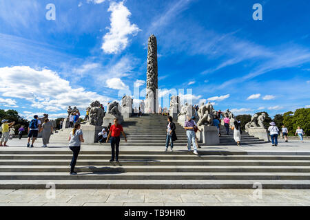 Les touristes prendre des photos devant le monolithe, qui towers 14 m et est composé de 121 chiffres. Oslo, Norvège, août 2018 Banque D'Images