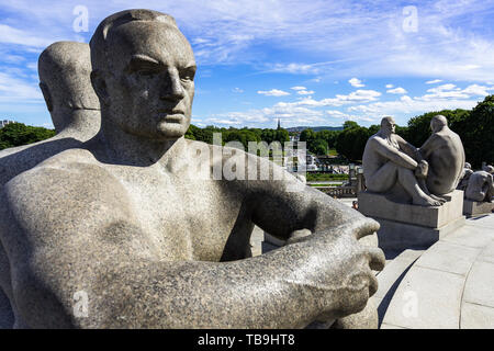 Statut de granit de deux hommes assis dos à dos conçu par Gustav Vigeland à Frogner Park, Oslo, Norvège Banque D'Images