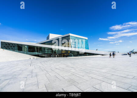 Opéra d'Oslo a un style architectural distinctif et est couverte par le marbre blanc de Carrare. Oslo, Norvège, août 2018 Banque D'Images