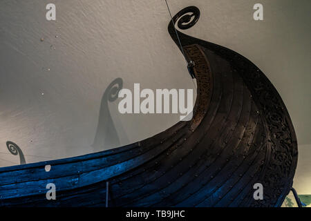 Détail de la riche décoration proue du navire viking Oseberg au Musée des navires vikings d'Oslo, Norvège, Banque D'Images