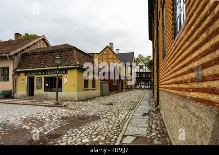 Une rue de la vieille ville de Norsk Folkemuseum (musée norvégien d'Histoire culturelle), Oslo, Norvège Banque D'Images