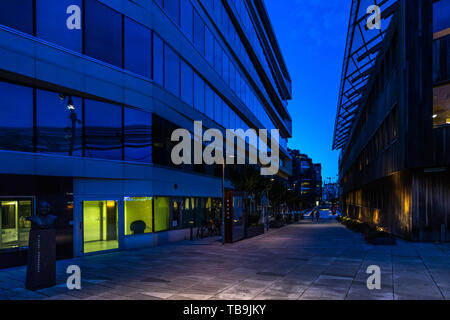 Vue de la nuit de l'architecture moderne à Tjuvholmen quartier. Oslo, Norvège, août 2018 Banque D'Images