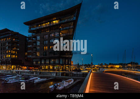 Crépuscule sur le pont reliant le bord de l'Aker Brygge avec Tjuvholmen quartier, Oslo, Norvège Banque D'Images