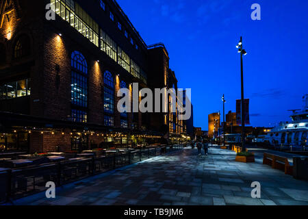 Au bord de l'Aker Brygge est un lieu de promenade avec vue sur le fjord d'Oslo pour la vie nocturne populaire complet, de shopping et de divertissement, Oslo, Norvège Banque D'Images