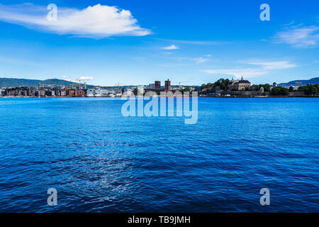 Oslo skyline dans une journée ensoleillée de l'île de Hovedoya. Au milieu l'Hôtel de Ville d'Oslo, à droite, la forteresse Akershus Banque D'Images