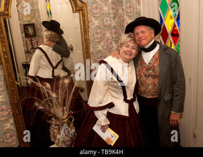 Les propriétaires, vêtus de costumes, période antebellum posent pour une photo à l'Amtsi Love Home à Columbus, Mississippi, le 17 avril 2010. Banque D'Images