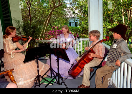 Les enfants faire de la musique sur le porche de 12 Gables pendant le pèlerinage annuel de printemps à Columbus, Mississippi, le 16 avril 2010. Banque D'Images