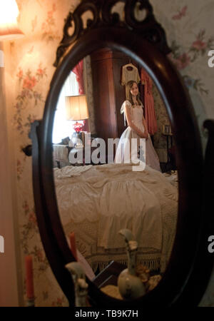 Une fille dans une robe d'avant se reflète dans un miroir à l'Amtsi Love Home à Columbus, Mississippi, le 17 avril 2010. Banque D'Images