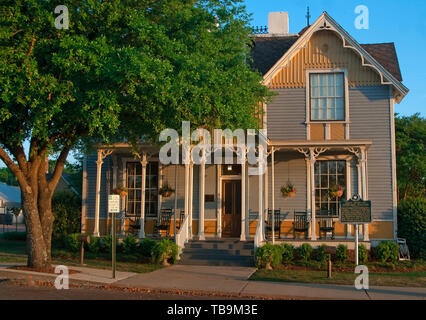 Le soleil se couche sur le Centre d'accueil de Tennessee Williams à Columbus, Mississippi. Banque D'Images