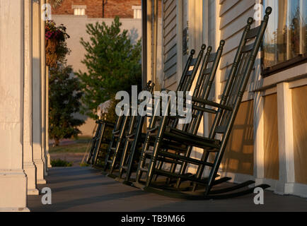 Le soleil se couche sur une rangée de chaises à bascule au centre d'accueil de Tennessee Williams à Columbus, Mississippi. Banque D'Images