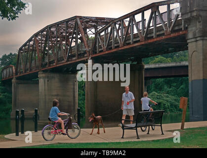 Les gens à pied et à vélo le long de la Columbus Riverwalk à Riverside Park à Columbus, Mississippi, le 15 août 2010. Banque D'Images