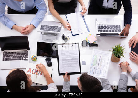 Vue de dessus d'une table avec des ordinateurs portables d'affaires à avoir à la réunion de discussion Banque D'Images
