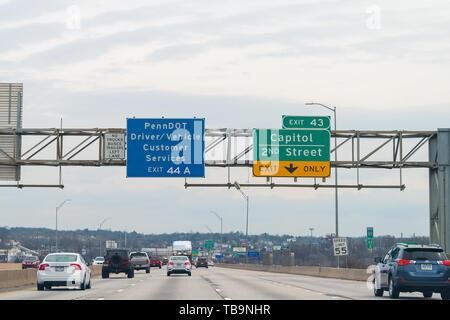 Harrisburg, États-Unis - 6 Avril 2018 : Sortie de l'autoroute 83 nord à New York avec le trafic de wagons par jour nuageux pour Capitol et Penndot Banque D'Images