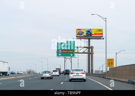 Newark, USA - 6 Avril 2018 : Sortie de l'autoroute 78 à l'est dans le New Jersey pour l'aéroport et des voitures sur la route Banque D'Images