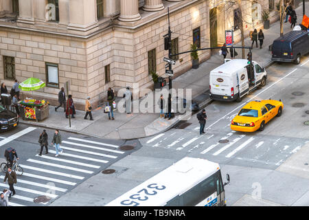 La ville de New York, USA - 6 Avril 2018 : high angle view of urban sixième avenue street à New York Herald Square Midtown avec piétons traversant une route Banque D'Images