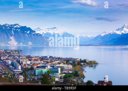 Panorama de la ville de Montreux, le lac de Genève et les incroyables montagnes en Suisse Banque D'Images