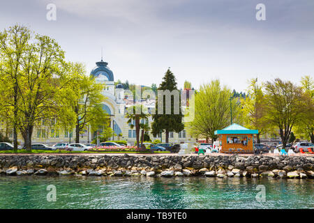 Rive du Lac de Genève en ville de Evian-les-Bains en France Banque D'Images