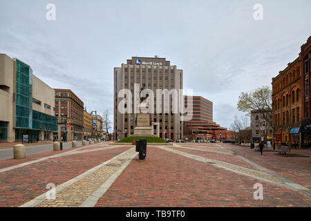 Merrill Lynch et Portland bâtiment Monument aux soldats et marins par Franklin Simmons dans Monument Square à Portland, Maine USA, United States MOI Banque D'Images