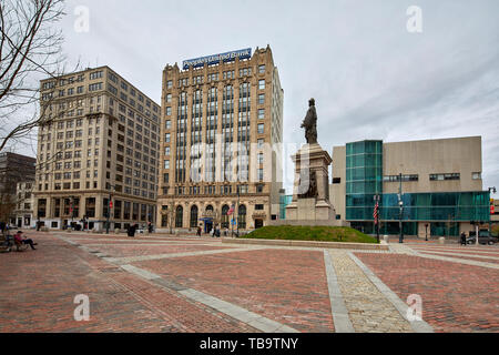 Le temps et la température de l'immeuble et People's United Bank et Monument aux marins par Franklin Simmons dans Monument Square à Portland, Maine USA, United Banque D'Images