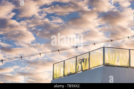 Stern pont Lido vitrage verre balcon et de lumières au lever du soleil sur le navire de croisière. Banque D'Images