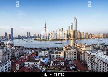 L'architecture sur les deux côtés de la rivière à Shanghai Pujiang Banque D'Images