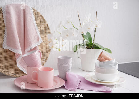 Ensemble de vaisselle et tasses sur la table de cuisine Banque D'Images