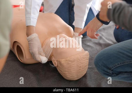 Démontrer comment l'instructeur d'appliquer à l'aide de bandage d'abord Cours de formation Banque D'Images