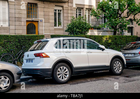 Strasbourg, France - le 19 mai 2017 : vue latérale du SUV Volkswagen blanc en stationnement sur rue française dans le centre-ville Banque D'Images