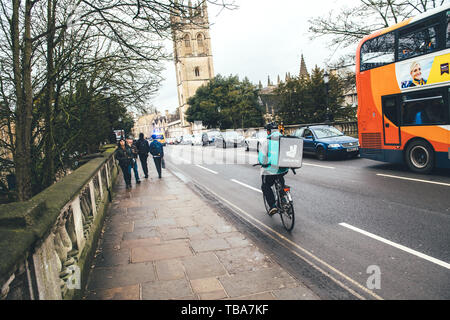 Oxford, Royaume-Uni - 3 Mar 3017 : cycliste la livraison de nourriture rapide à Deliveroo - App client via la navette rapide dans la ville universitaire avec grand sac thermo avec logo Deliveroo Banque D'Images