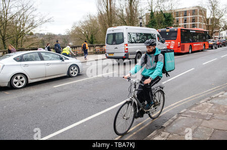 Oxford, Royaume-Uni - 3 Mar 3017 : cycliste la livraison de nourriture rapide à Deliveroo - App client via la navette rapide dans la ville universitaire avec grand sac thermo avec logo Deliveroo Banque D'Images