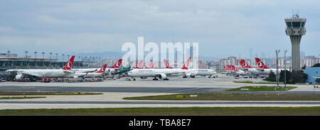 Istanbul, Turquie - 30 Sep 2018. Le roulage des avions de passagers sur la piste de l'aéroport Ataturk d'Istanbul (IST). Banque D'Images