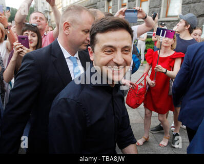 Le Président ukrainien Volodymyr Zelensky (C) quitte à la suite de sa rencontre avec les ministres des Affaires étrangères français et allemand, en dehors de la fonction présidentielle à Kiev, Ukraine. La réunion était à propos de la situation dans l'Est de l'Ukraine et d'exprimer l'Allemagne et le soutien de la France au Président ukrainien. Banque D'Images