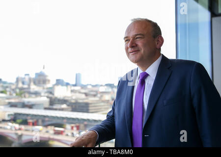 Ed Davey, député de Kingston et à Surbiton et ancien secrétaire d'État à l'énergie et le changement climatique est perçu en rive sud alors qu'il lance sa campagne à la direction de devenir le leader du Parti libéral démocrate. Le chef actuel, Vince Cable quittera comme chef libéral démocrate le 23 juillet 2019. Banque D'Images