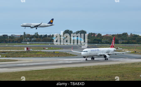 Istanbul, Turquie - 30 Sep 2018. Le roulage des avions de passagers sur la piste de l'aéroport Ataturk d'Istanbul (IST). Banque D'Images