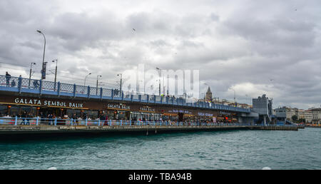 Istanbul, Turquie - Sep 29, 2018. Pont de Galata avec des restaurants de poissons traditionnels dans le passage sous le pont. Banque D'Images