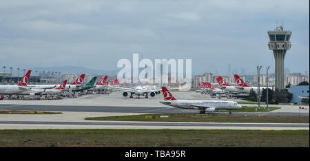 Istanbul, Turquie - 30 Sep 2018. Le roulage des avions de passagers sur la piste de l'aéroport Ataturk d'Istanbul (IST). Banque D'Images