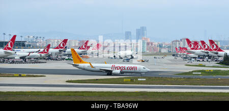 Istanbul, Turquie - 30 Sep 2018. Le roulage des avions de passagers sur la piste de l'aéroport Ataturk d'Istanbul (IST). Banque D'Images