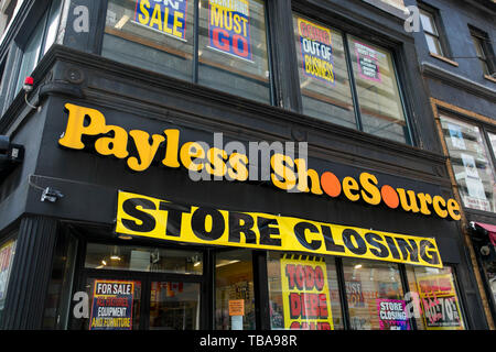 Logo et fermeture "MEMORISER" signe extérieur d'un magasin Payless ShoeSource à Boston, Massachusetts le 29 avril 2019. Banque D'Images