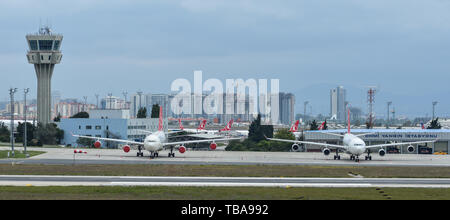 Istanbul, Turquie - 30 Sep 2018. Le roulage des avions de passagers sur la piste de l'aéroport Ataturk d'Istanbul (IST). Banque D'Images