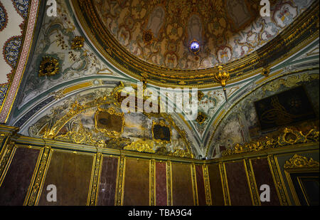 Istanbul, Turquie - Sep 28, 2018. Intérieur du palais de Topkapi, deuxième Cour, l'intérieur de l'édifice du conseil impérial. Banque D'Images