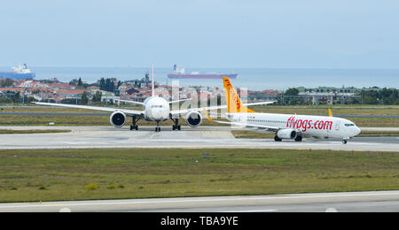 Istanbul, Turquie - 30 Sep 2018. Le roulage des avions de passagers sur la piste de l'aéroport Ataturk d'Istanbul (IST). Banque D'Images