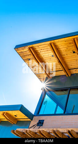 Châssis vertical extérieur d'un bâtiment avec toit plat et mur de brique rouge classique Banque D'Images