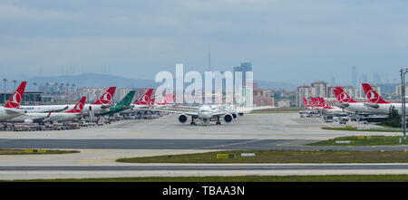 Istanbul, Turquie - 30 Sep 2018. Le roulage des avions de passagers sur la piste de l'aéroport Ataturk d'Istanbul (IST). Banque D'Images