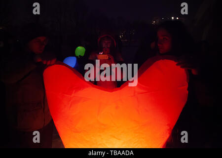 Saint-pétersbourg, Russie - le 23 mars 2013 : Célébration de l'heure de la Terre dans le parc pilotes. Banque D'Images