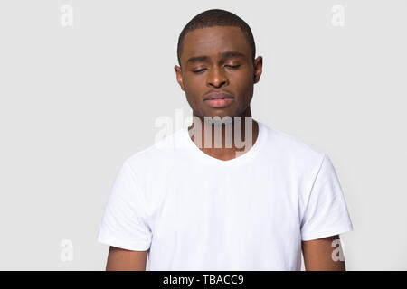 Head shot triste african male studio portrait sur fond gris Banque D'Images