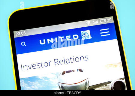 Berdiansk, Ukraine - 24 mai 2019 : United Continental Holdings compagnie aérienne accueil du site. United Continental Holdings logo visible sur l'écran du téléphone Banque D'Images